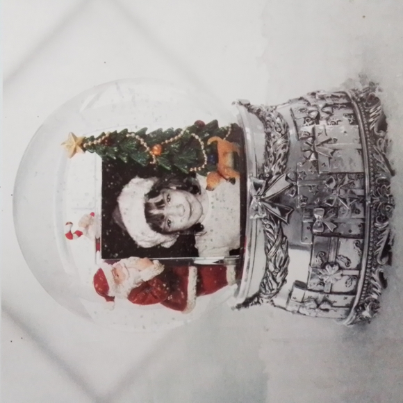 Kirkland Signature Musical Photo Frame Water Globe with box - Picture 3 of 3